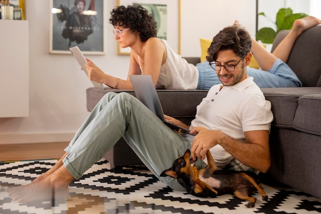 Persona que trabaja desde casa con perro mascota