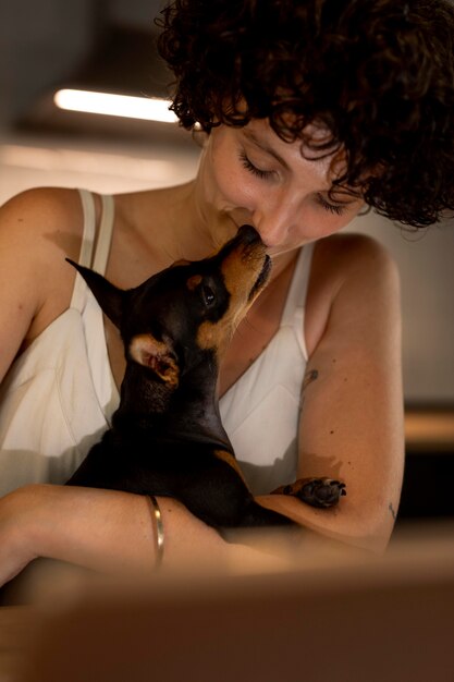 Persona que trabaja desde casa con perro mascota