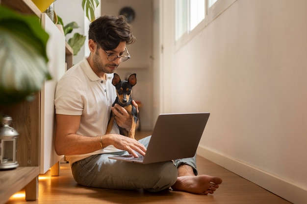 Persona que trabaja desde casa con perro mascota