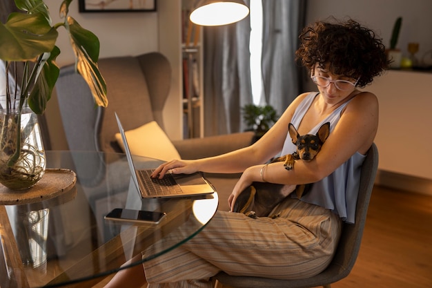 Persona que trabaja desde casa con perro mascota