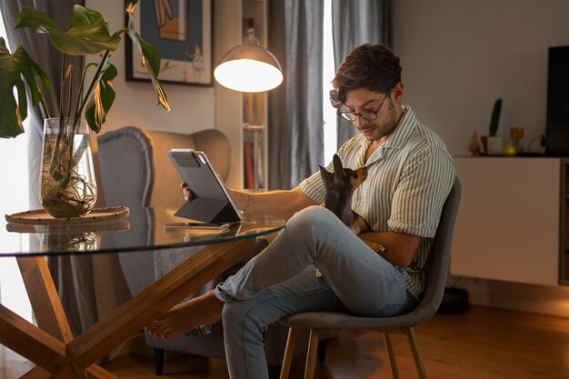 Persona que trabaja desde casa con perro mascota