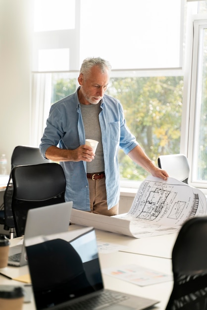 Foto gratuita persona que trabaja como parte del equipo de la empresa.