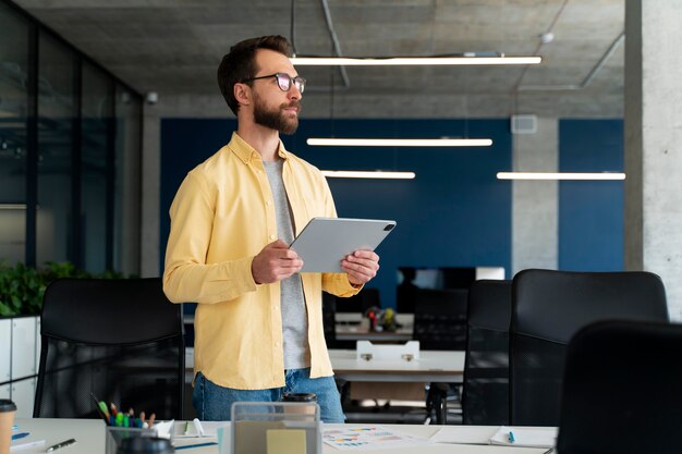 Persona que trabaja como parte del equipo de la empresa.