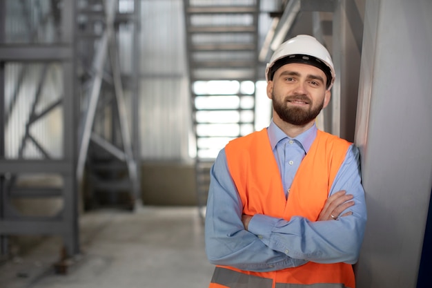 Foto gratuita persona que trabaja en edificación y construcción