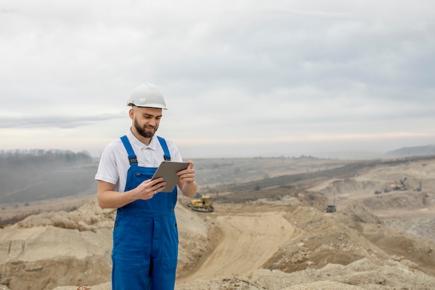 Foto gratuita persona que trabaja en edificación y construcción