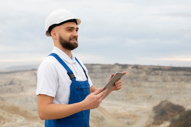 Foto gratuita persona que trabaja en edificación y construcción