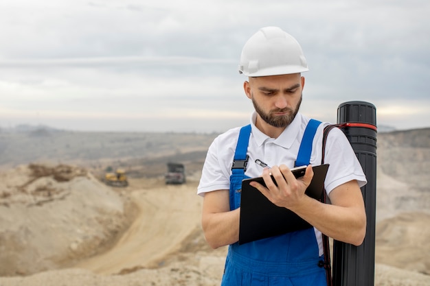 Persona que trabaja en edificación y construcción