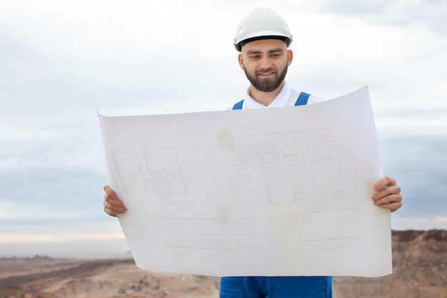 Foto gratuita persona que trabaja en edificación y construcción