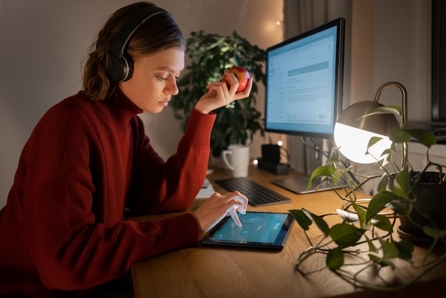 Persona que trabaja tarde en la noche en la computadora en casa