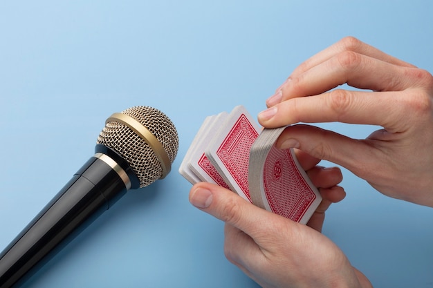 Persona que usa una baraja de cartas cerca del micrófono para asmr