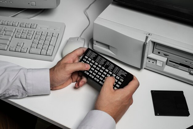 Persona que usa computadora retro