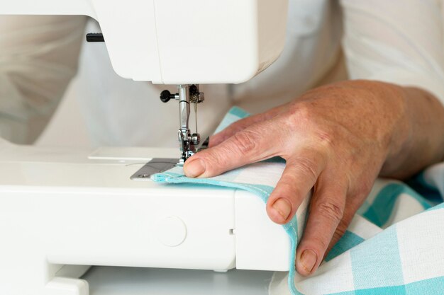 Persona que usa la máquina de coser