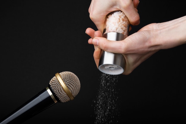 Persona que usa molinillo de sal cerca del micrófono para asmr