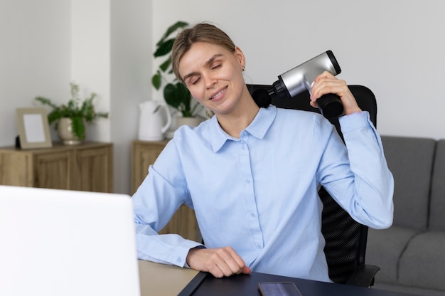 Foto gratuita persona que usa pistola de masaje