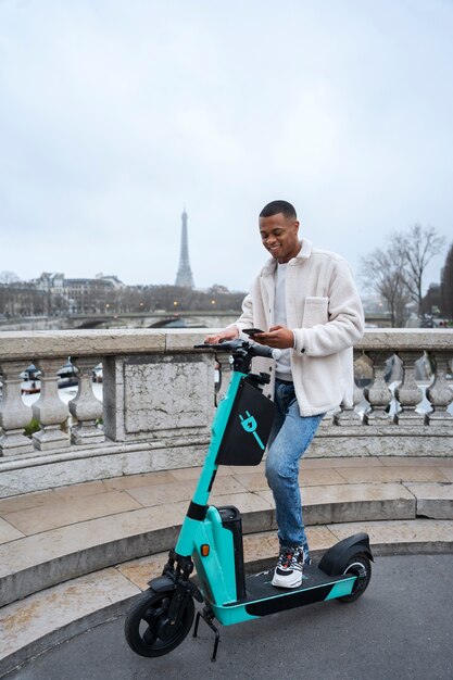 Persona que usa scooter eléctrico en la ciudad