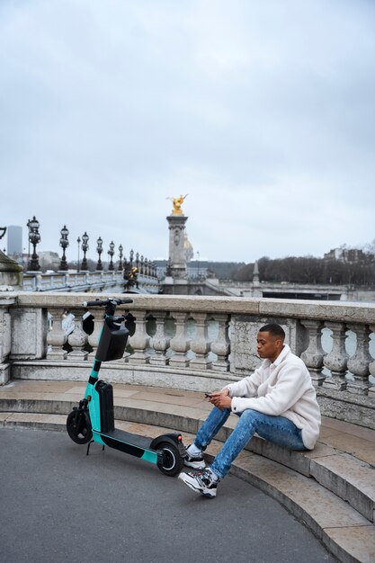 Persona que usa scooter eléctrico en la ciudad