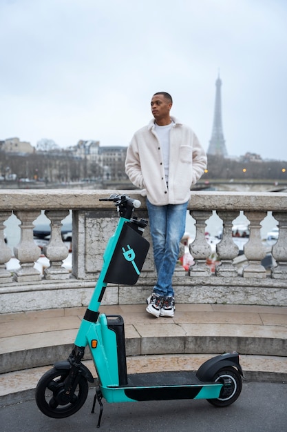 Persona que usa scooter eléctrico en la ciudad