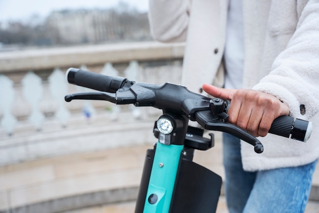 Persona que usa scooter eléctrico en la ciudad