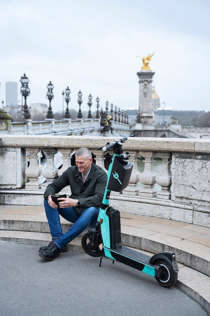 Persona que usa scooter eléctrico en la ciudad