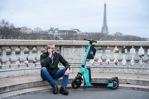 Persona que usa scooter eléctrico en la ciudad