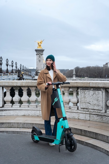 Foto gratuita persona que usa scooter eléctrico en la ciudad