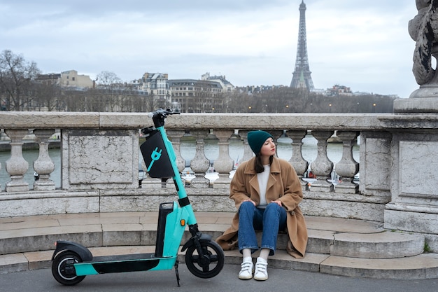 Persona que usa scooter eléctrico en la ciudad