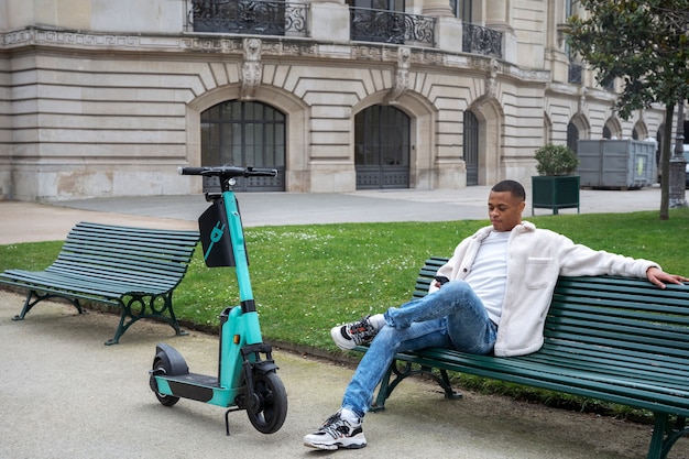 Persona que usa scooter eléctrico en la ciudad