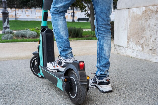 Persona que usa scooter eléctrico en la ciudad