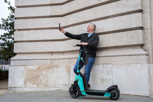 Persona que usa scooter eléctrico en la ciudad