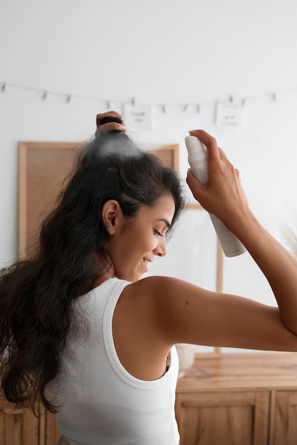 Foto gratuita persona que usa shampoo en seco