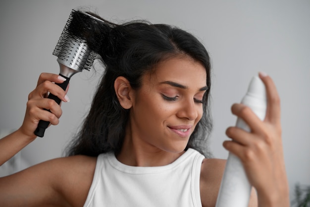 Foto gratuita persona que usa shampoo en seco