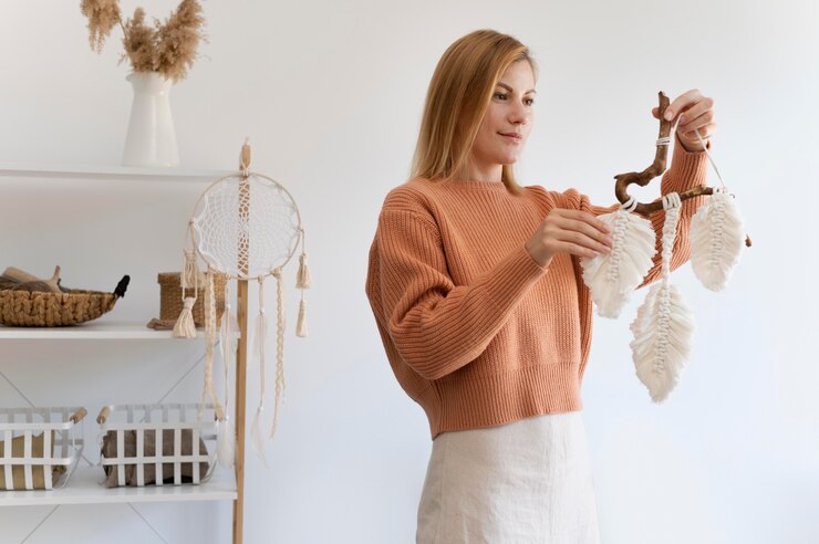 Foto gratuito persona que usa la técnica de macramé