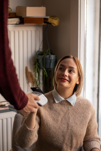 Persona que usa tecnología nfc para pagar la cuenta en un restaurante