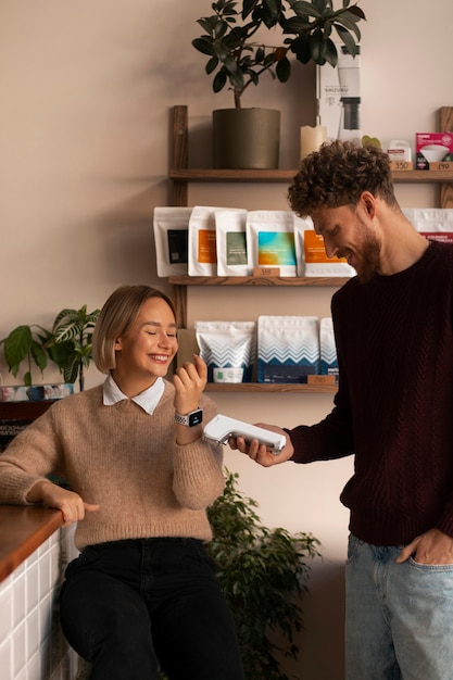 Foto gratuita persona que usa tecnología nfc para pagar la cuenta en un restaurante