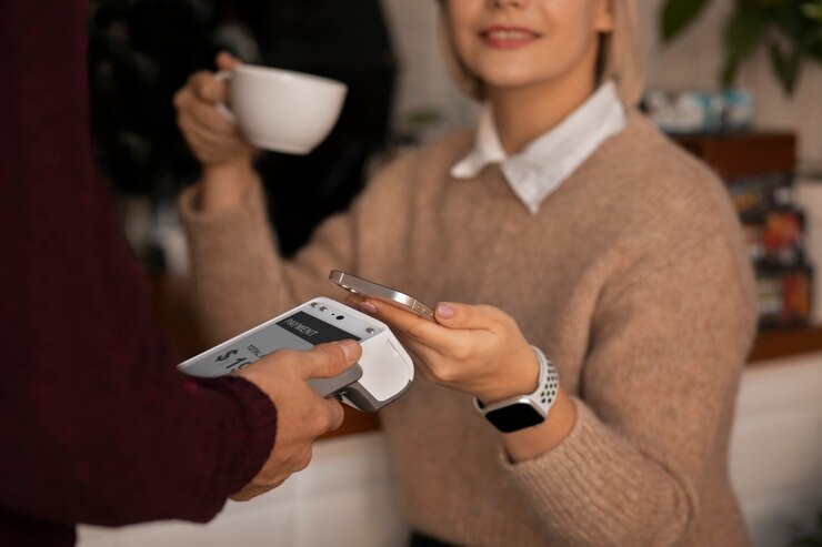 Foto gratuito persona que usa tecnología nfc para pagar la cuenta en un restaurante