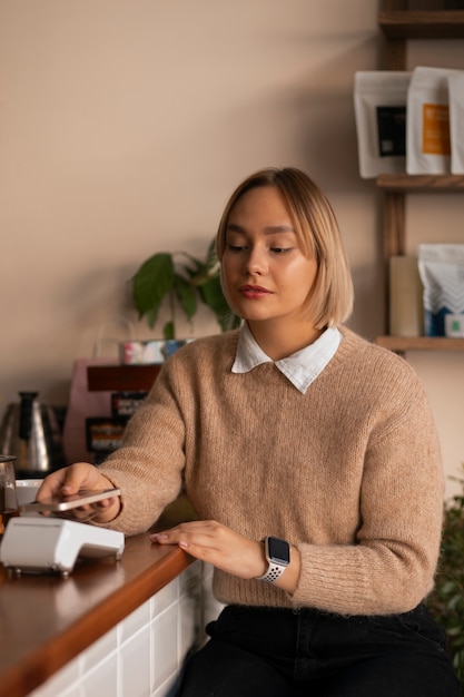 Persona que usa tecnología nfc para pagar la cuenta en un restaurante