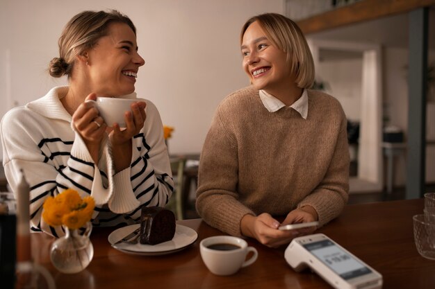 Persona que usa tecnología nfc para pagar en un restaurante