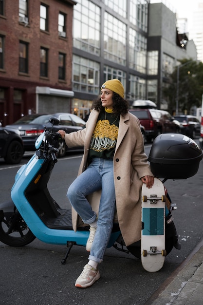 Foto gratuita persona que usa transporte ecológico en nueva york