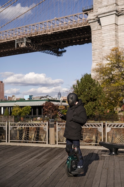 Persona que usa transporte ecológico en nueva york