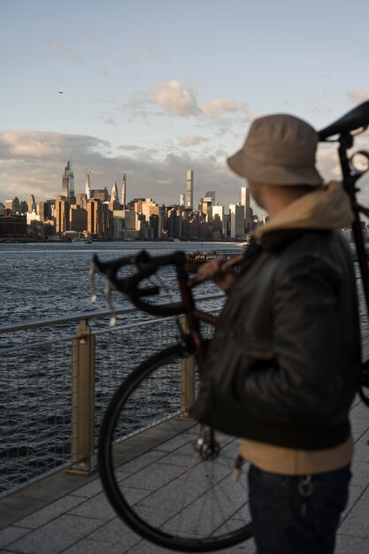 Persona que usa transporte ecológico en nueva york