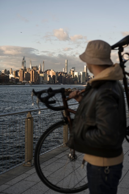 Persona que usa transporte ecológico en nueva york