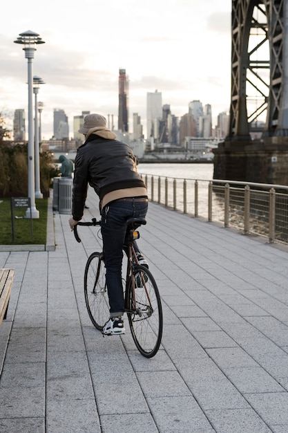 Foto gratuita persona que usa transporte ecológico en nueva york