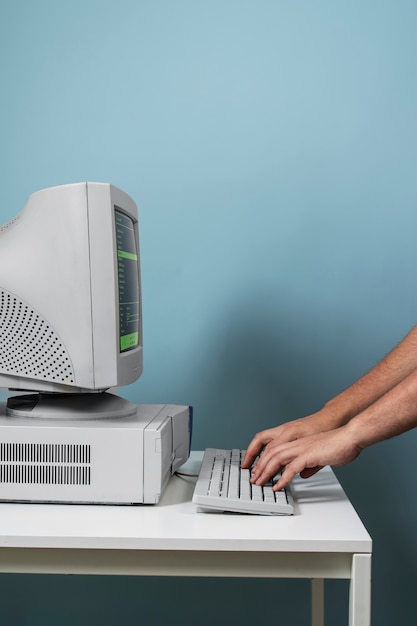 Persona que utiliza una computadora retro