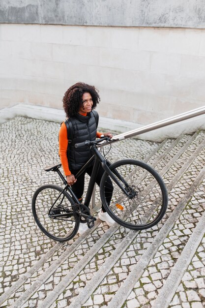 Persona que utiliza un medio de transporte de emisiones cero para desplazarse por la ciudad