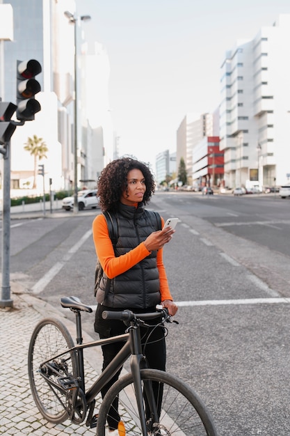 Foto gratuita persona que utiliza un medio de transporte de emisiones cero para desplazarse por la ciudad