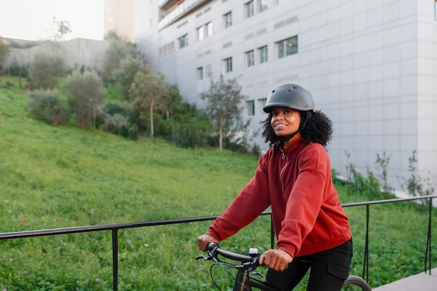 Persona que utiliza un medio de transporte de emisiones cero para desplazarse por la ciudad