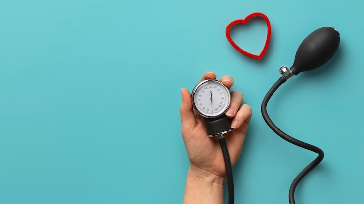 Foto gratuito persona que utiliza un tensiómetro para medir la presión arterial