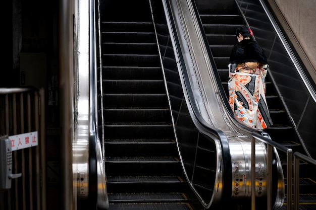 Persona que viaja por la ciudad