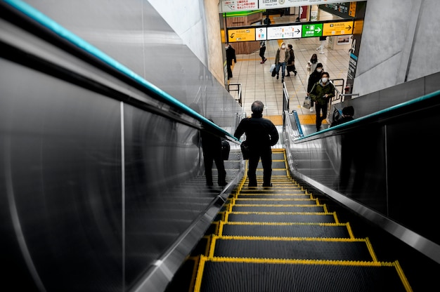 Foto gratuita persona que viaja por la ciudad