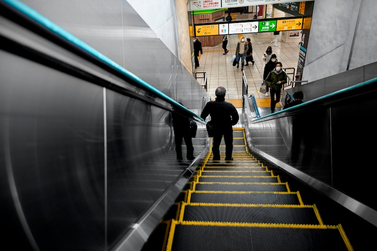 Foto gratuito persona que viaja por la ciudad
